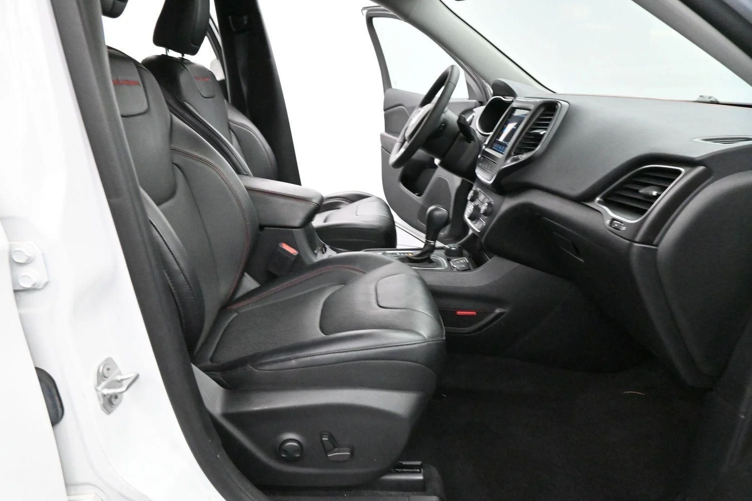 Used 2022 Bright White Clearcoat Jeep Trailhawk image 31