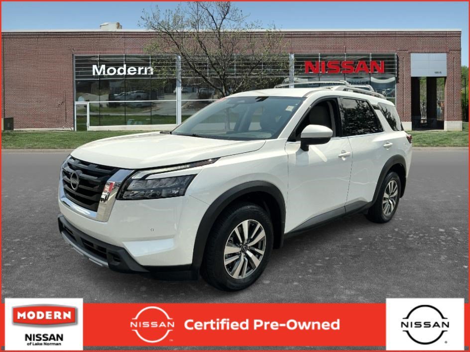 Certified Used 2025 Everest White Pearl Tricoat Nissan SL image 1