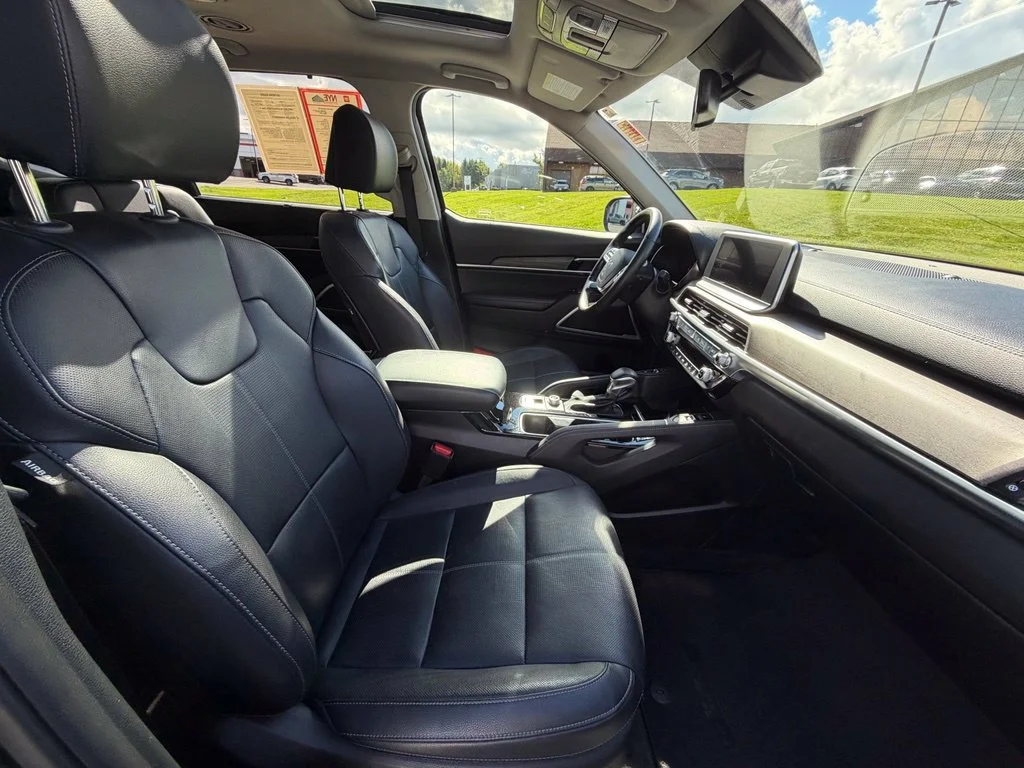 Used 2022 Black Kia EX image 32
