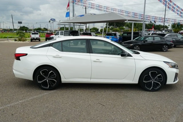 Used 2024 Glacier White Nissan 2.5 SR image 4