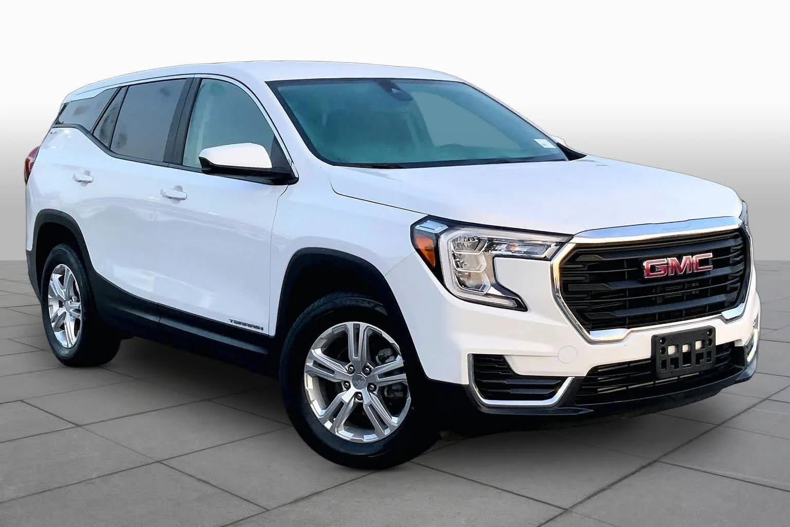 Used 2024 Summit White GMC SLE image 3