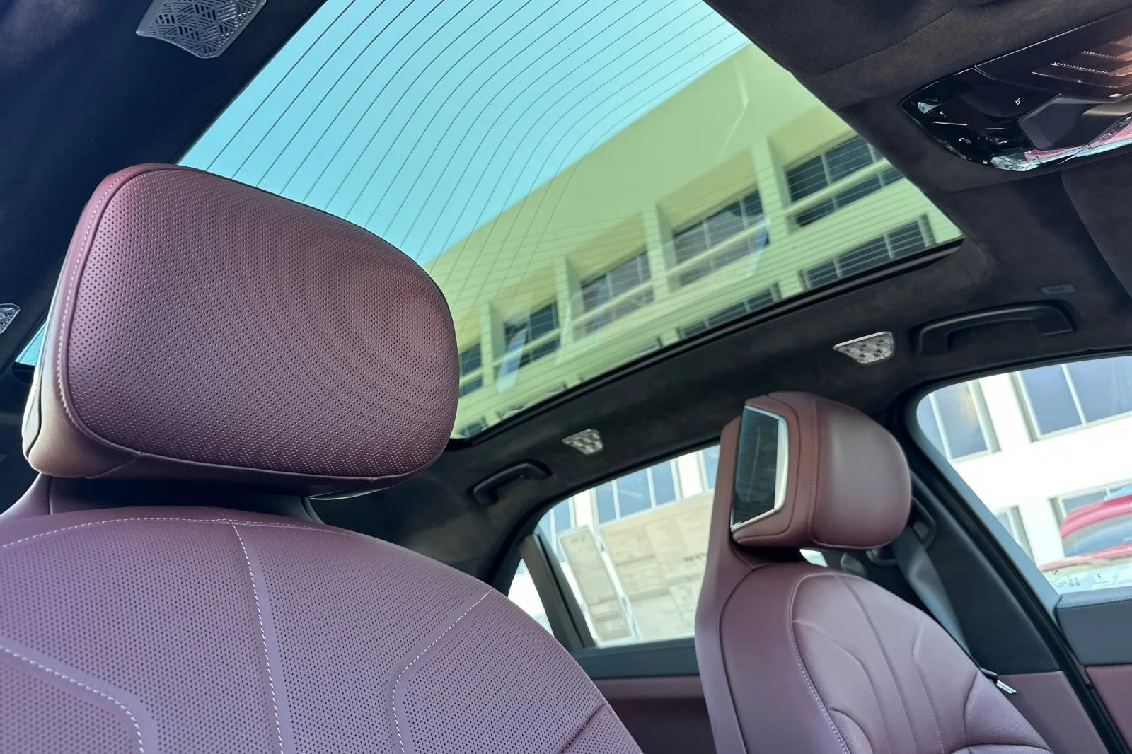 New 2026 Oxide Grey Metallic BMW 750e xDrive image 15
