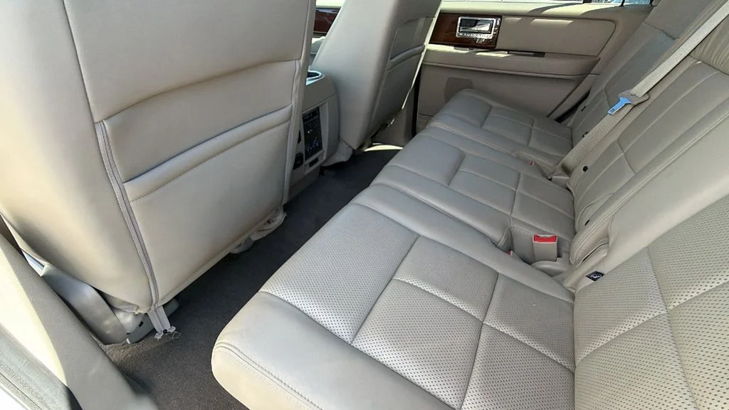 Used 2014 White Platinum Clearcoat Metallic Lincoln Base image 24