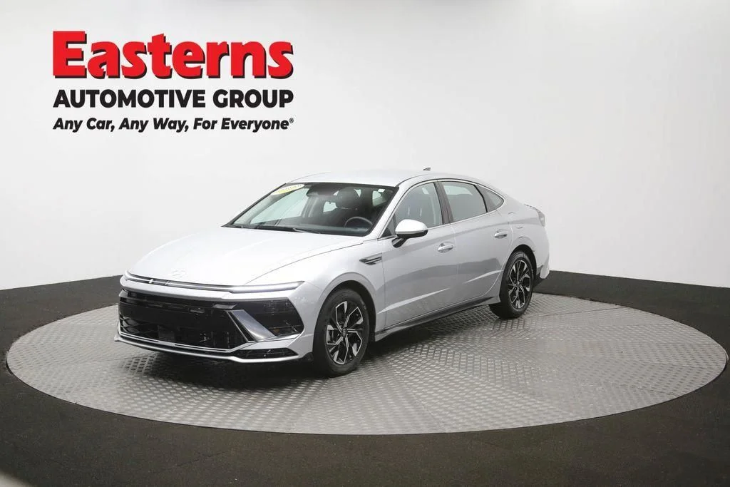 Used 2025 Silver Hyundai SEL image 58