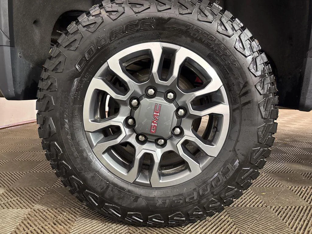 Used 2024 Onyx Black GMC SLE image 2