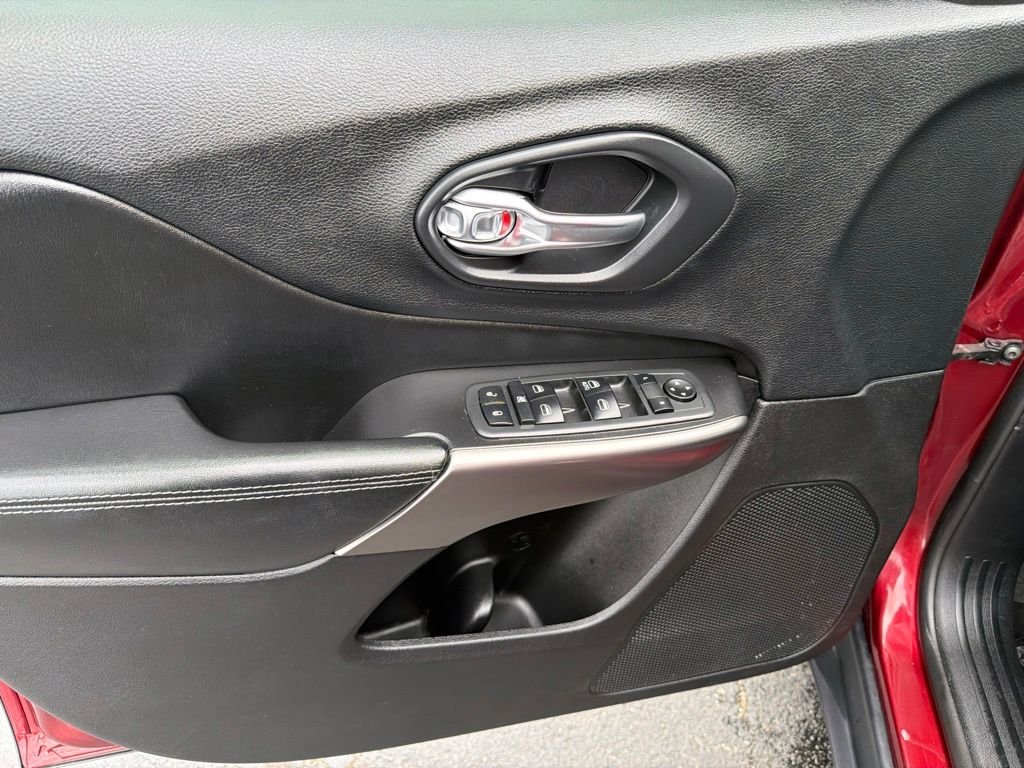 Used 2020 Red Jeep Latitude image 9