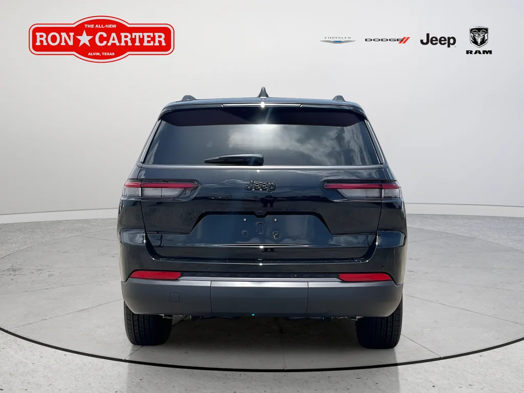 New 2026 Diamond Black Crystal Pearlcoat Jeep Altitude image 4