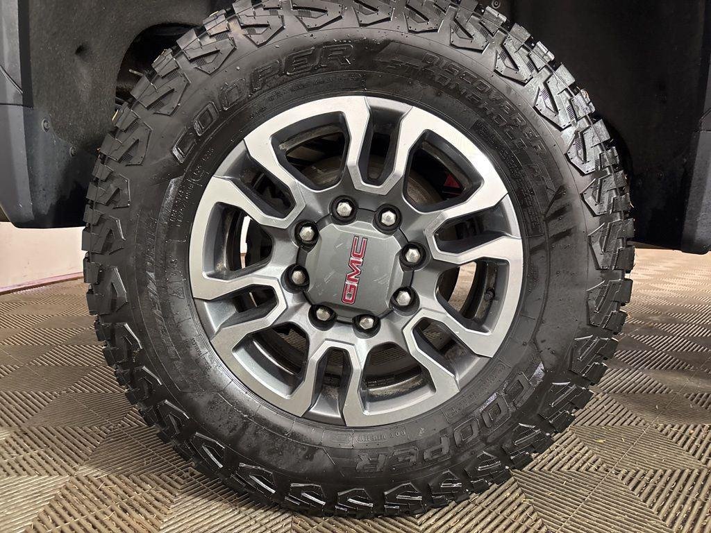 Used 2024 Onyx Black GMC SLE image 2