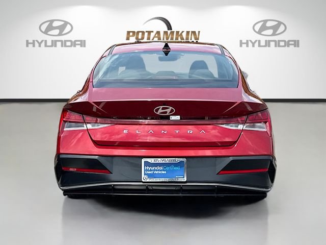 Used 2025 Red Hyundai SEL Convenience image 6