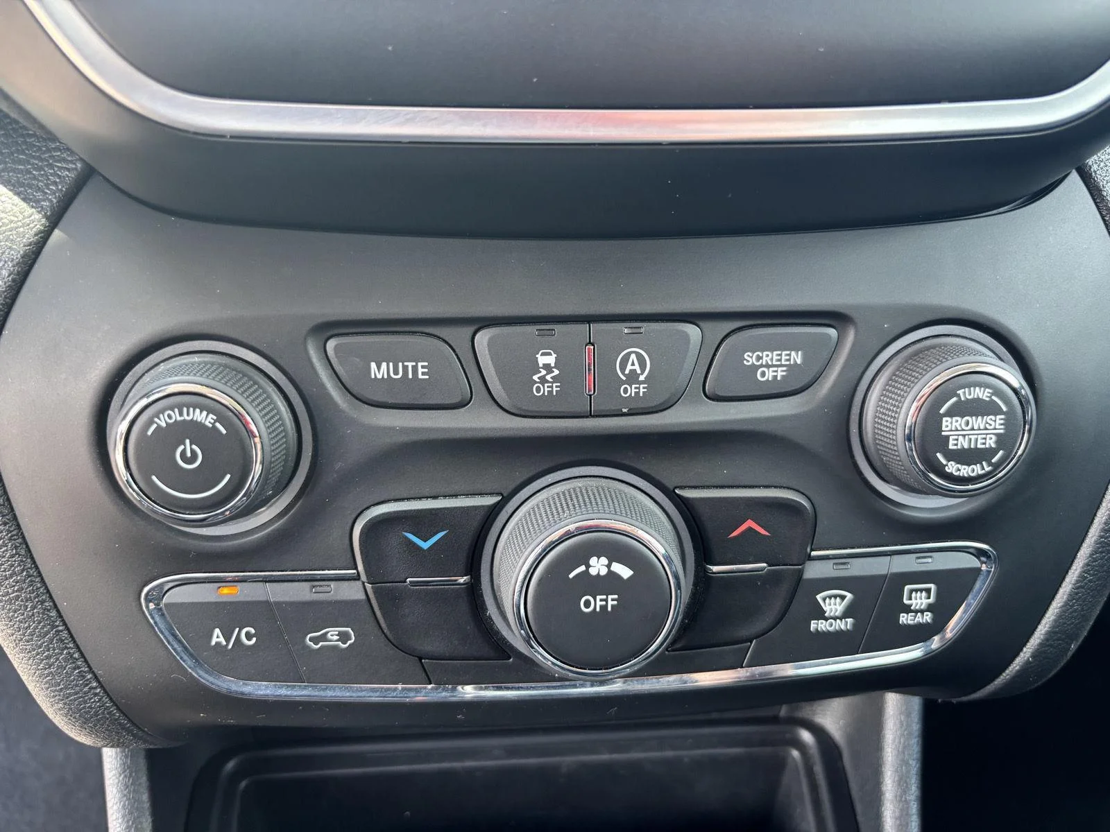 Used 2019 Diamond Black Crystal Pearlcoa Jeep Latitude Plus image 24