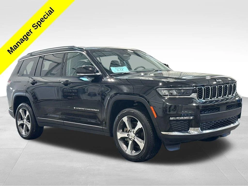 Used 2023 Diamond Black Crystal Pearlcoat Jeep Limited image 1