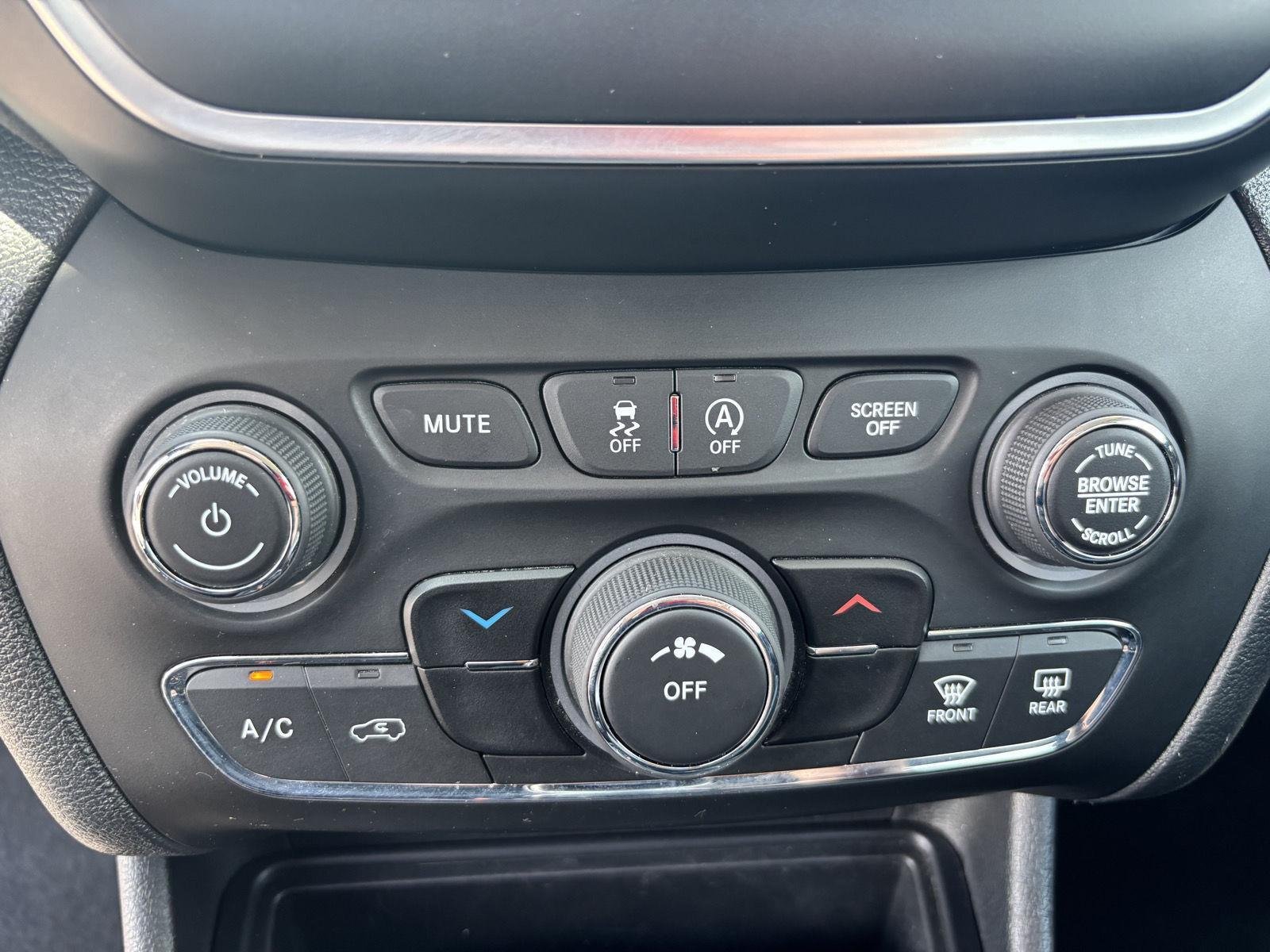 Used 2019 Diamond Black Crystal Pearlcoa Jeep Latitude Plus image 24