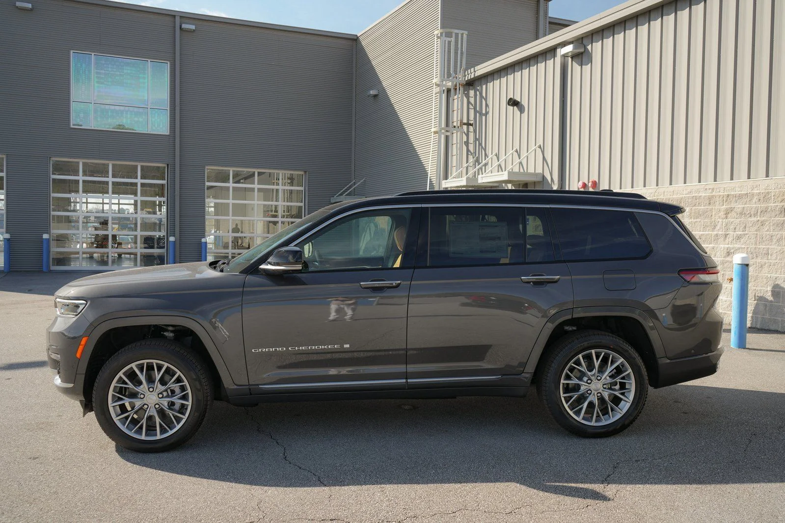 Used 2025 Gray Jeep Summit image 11