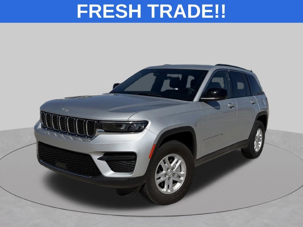 Used 2025 Silver Jeep Laredo image 1