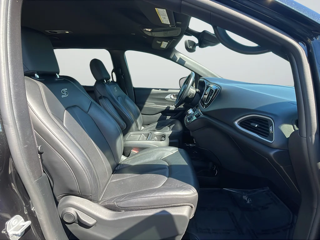 Used 2020 Black Chrysler Touring L image 26