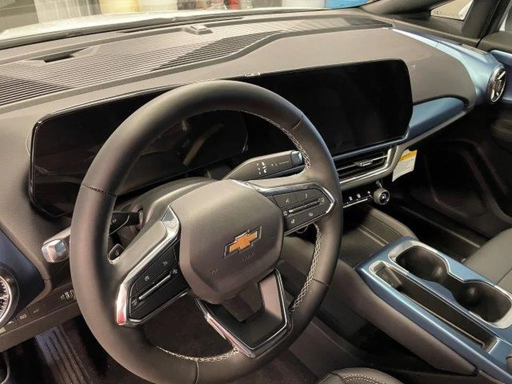 Used 2024 Summit White Chevrolet LT image 10