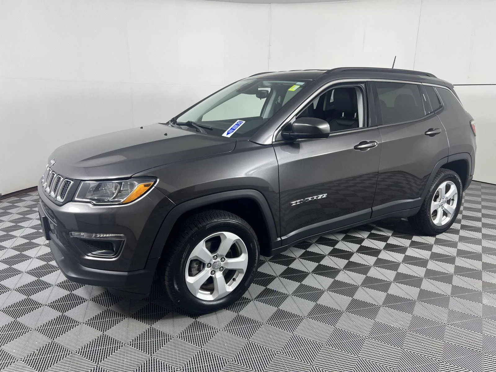 Used 2018 Granite Crystal Metallic Clearcoat Jeep Latitude image 6