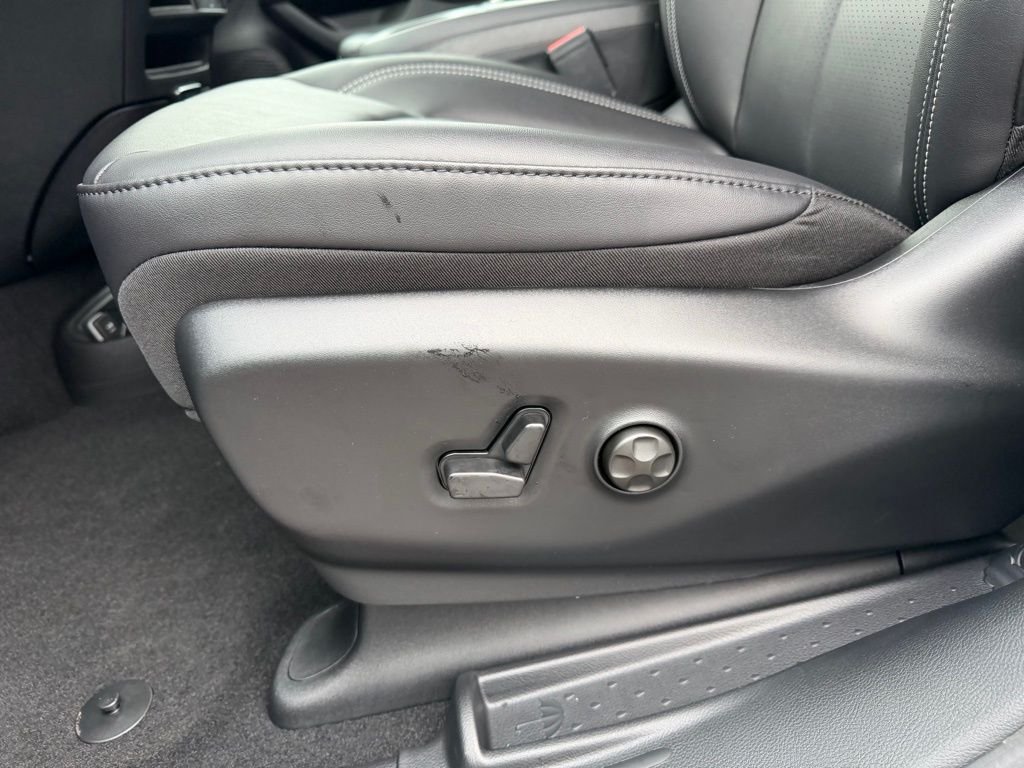 New 2026 Bright White Clear-Coat Exterior Paint Chrysler Select image 14