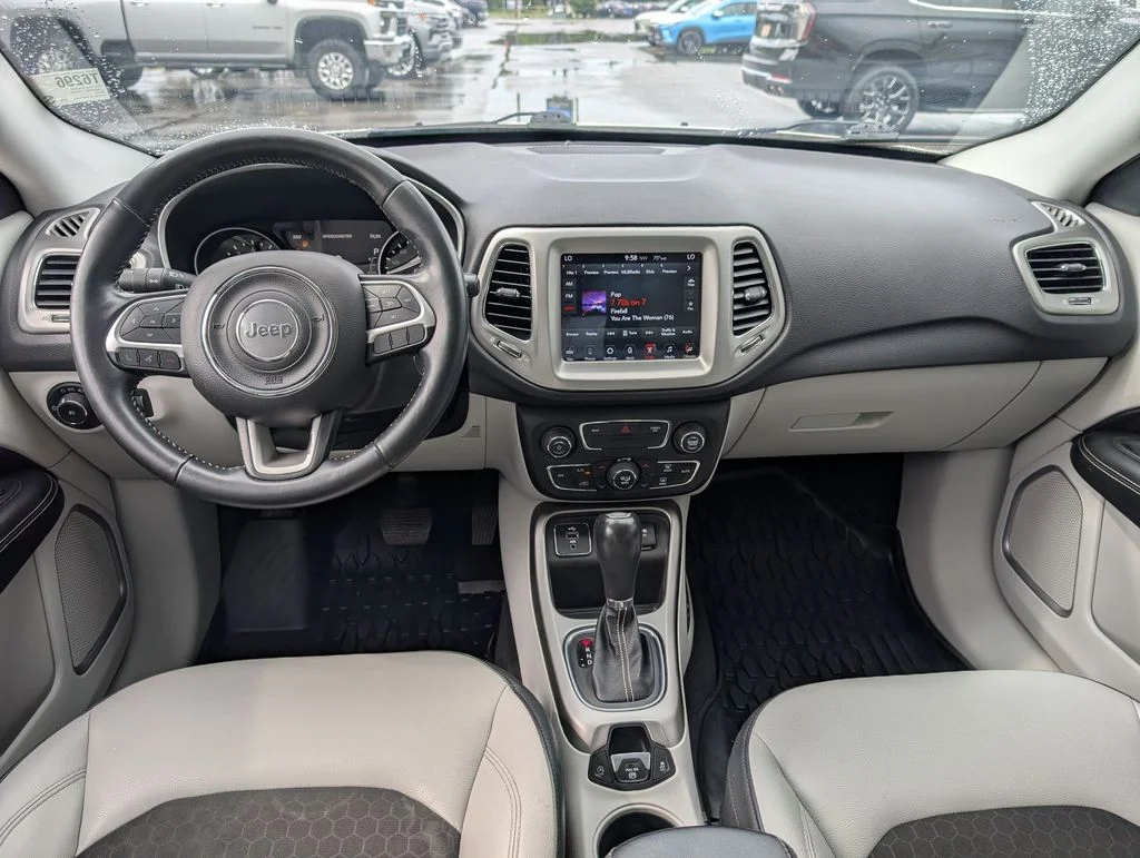 Used 2018 White Jeep Latitude image 21