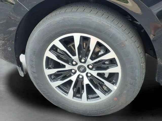 Used 2025  Ford Platinum image 16