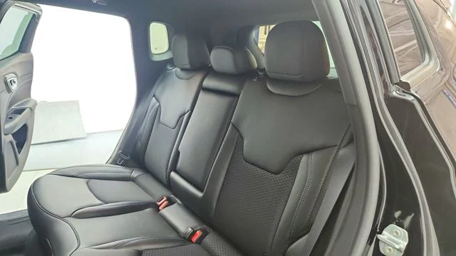 New 2026 Diamond Black Crystal Pearlcoat Jeep Latitude image 20