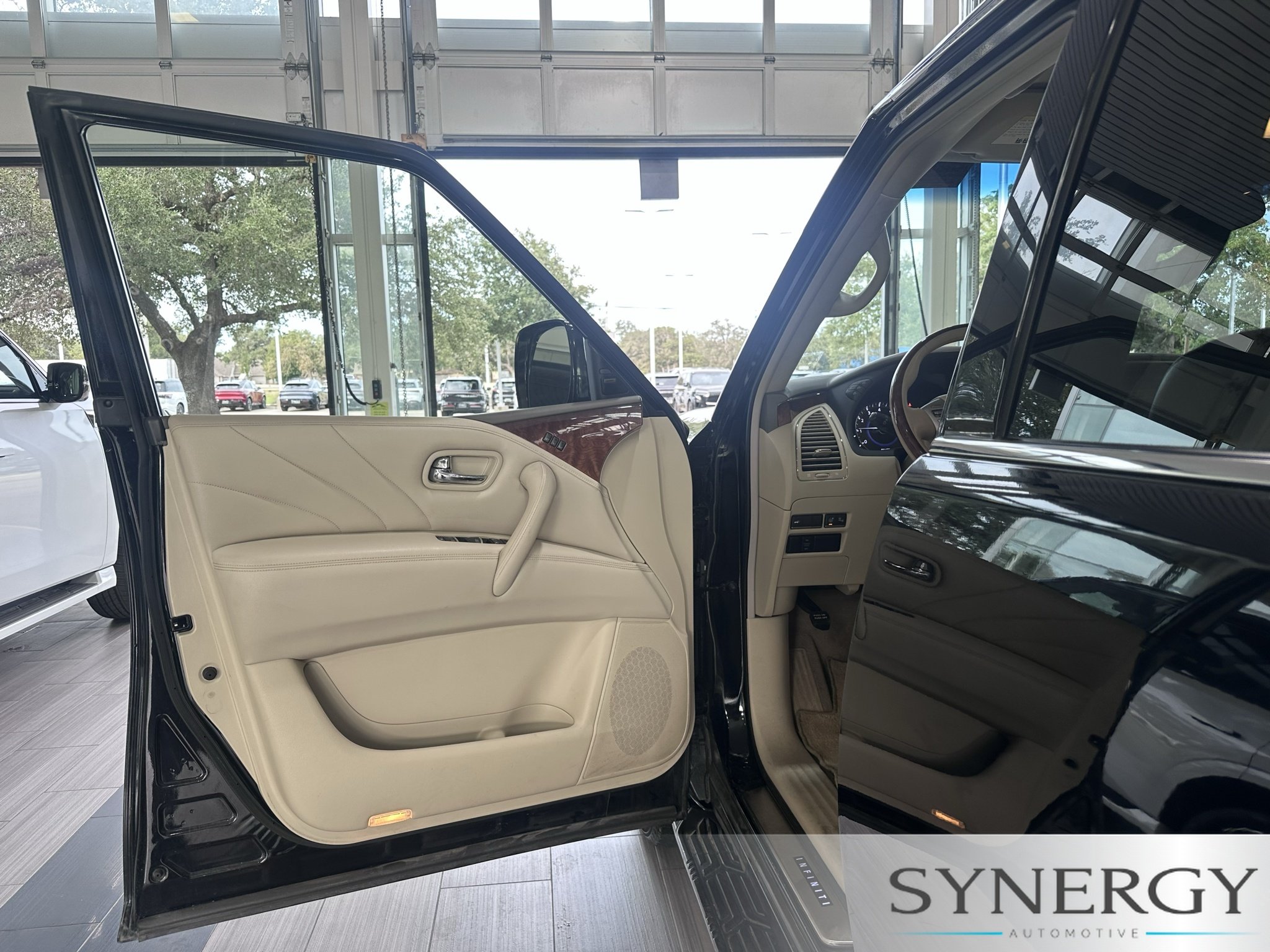 Used 2015 Black Obsidian INFINITI Limited image 27