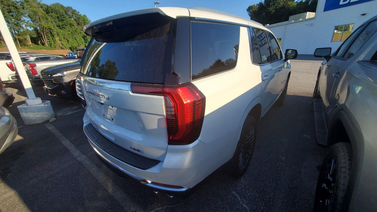 Used 2025 White Frost Tricoat GMC Denali image 9