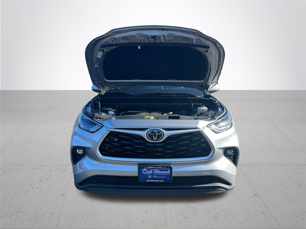 Used 2022 Celestial Silver Metallic Toyota LE image 4
