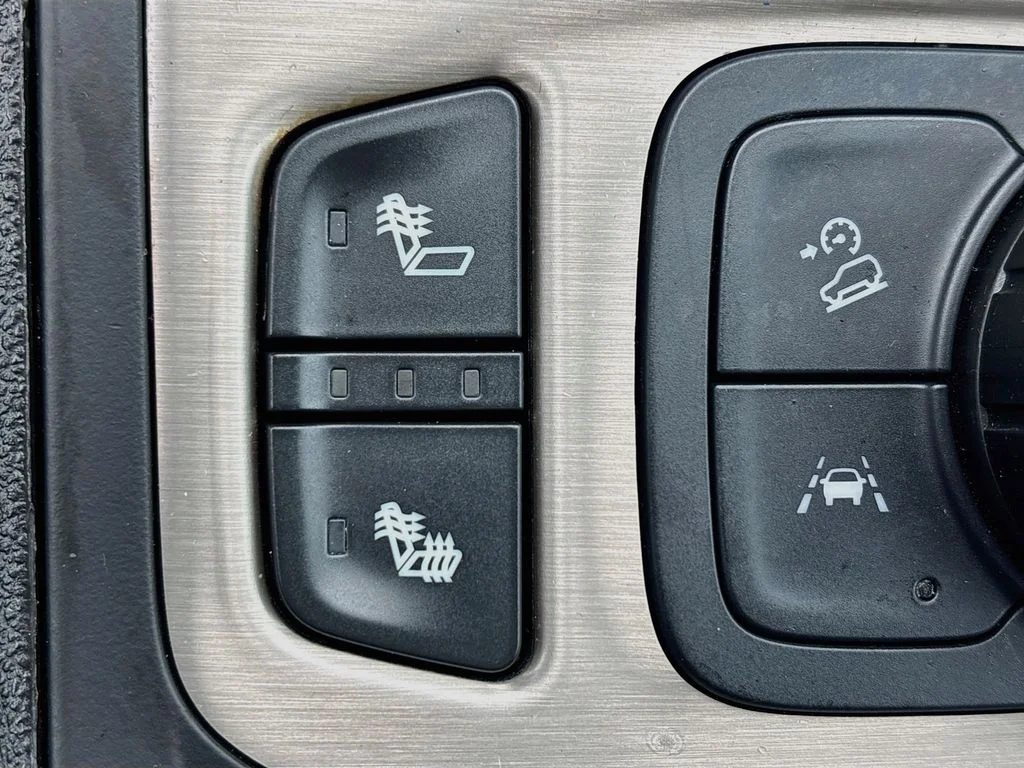 Used 2022 White GMC Denali image 21