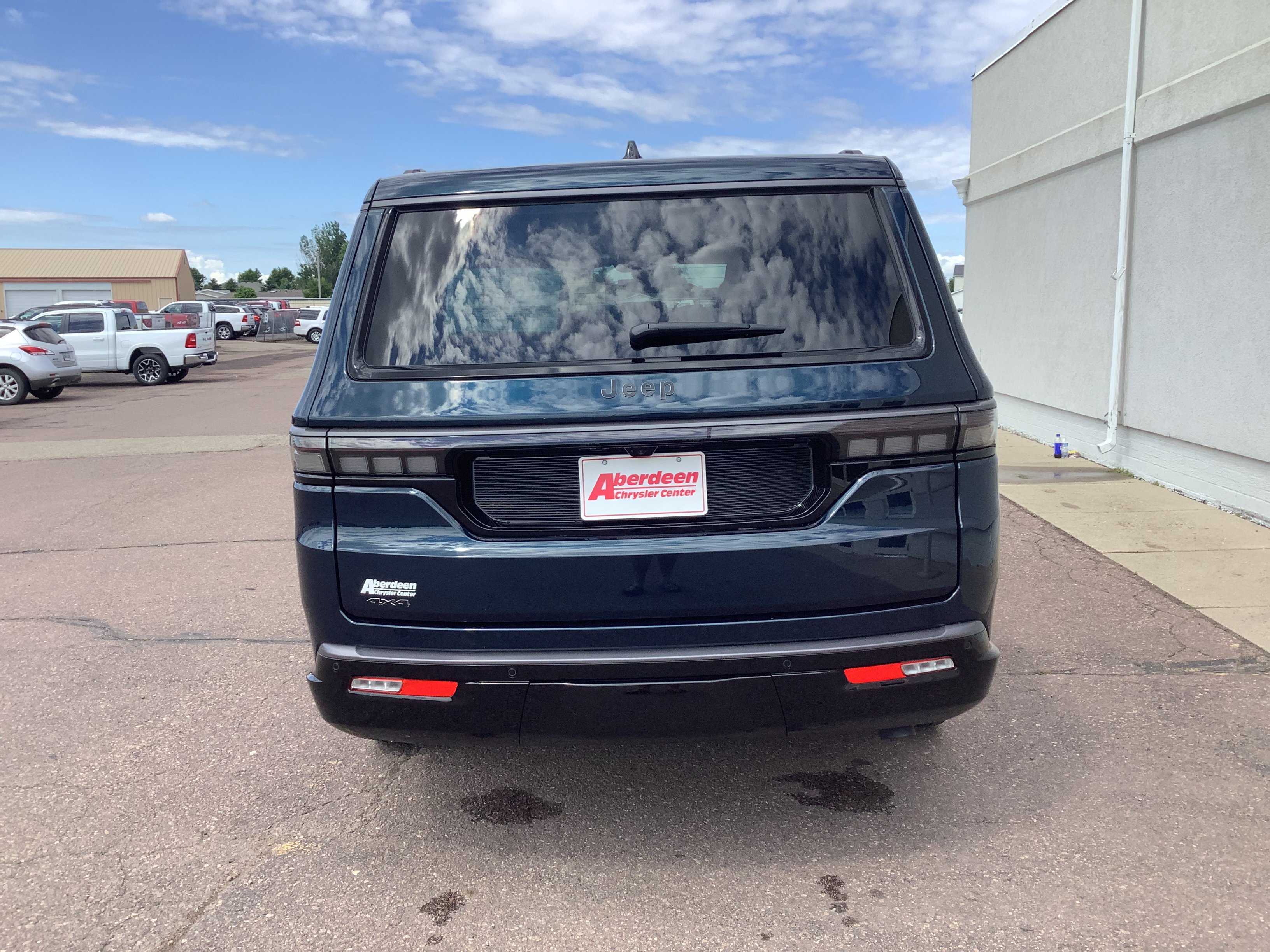 New 2026 Fathom Blue Pearl-Coat Exterior Paint (Late Availability) Jeep Limited Reserve image 5