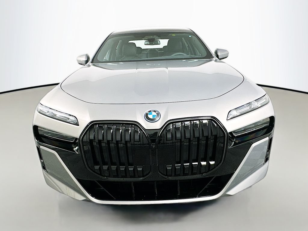 2026 Bmw 750e photo 2