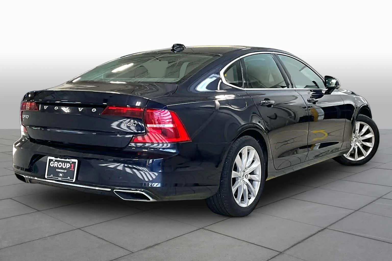 Used 2017 Magic Blue Metallic Volvo Momentum image 13
