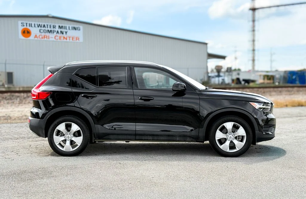 Used 2022 Black Volvo Momentum image 7