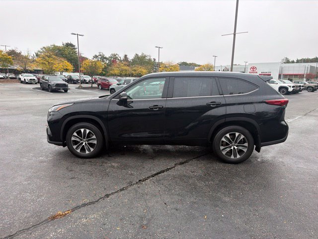 Used 2022 Midnight Black Metallic Toyota XLE image 7