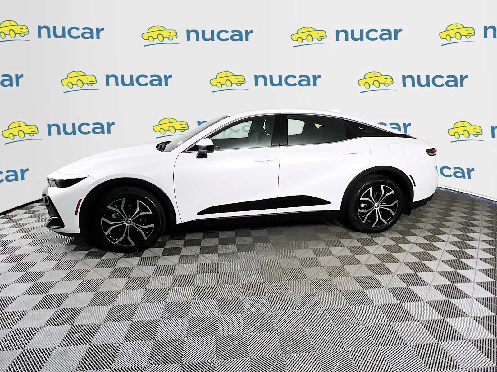 Used 2023 Oxygen White Toyota XLE image 4