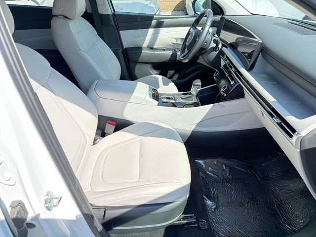 Used 2025 White Hyundai SEL Convenience image 28