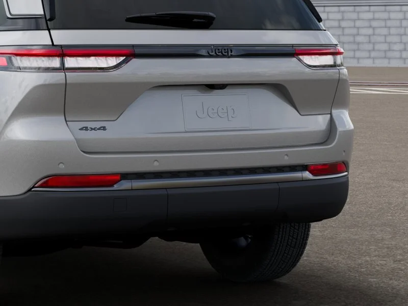 New 2026 Silver Zynith Exterior Paint Jeep Laredo Altitude image 13