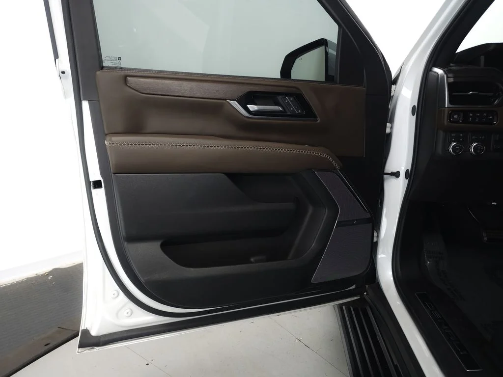 Used 2025 White Frost GMC Denali Ultimate image 5