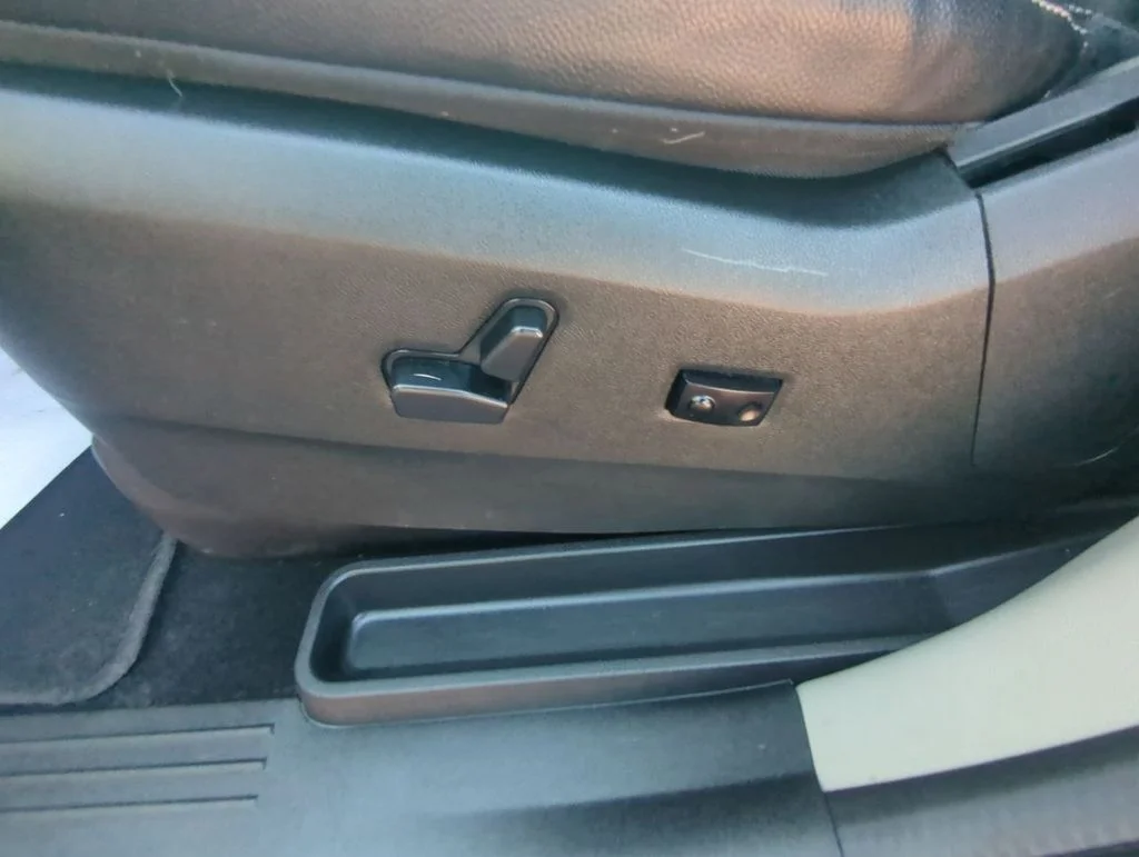 Used 2019 Gray Dodge SXT image 12