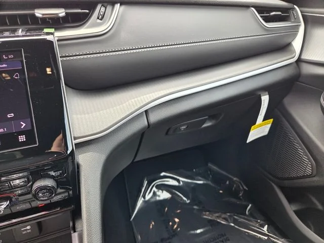 New 2026 Silver Zynith Jeep Laredo X image 25