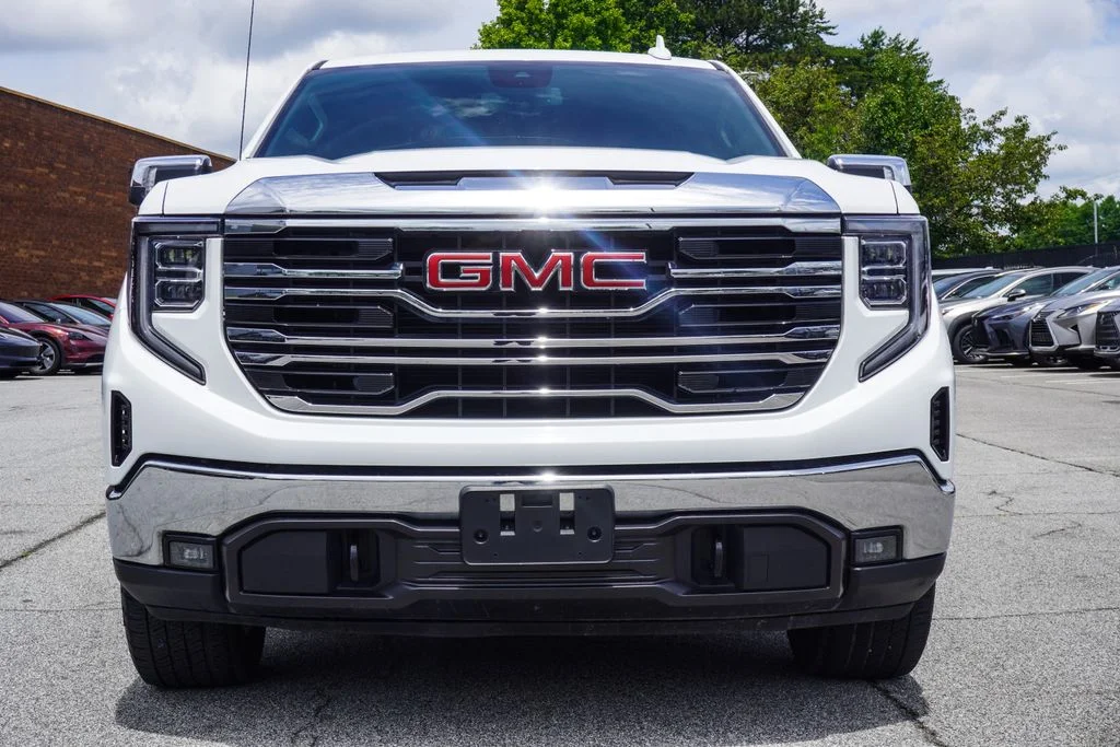 Used 2022 White GMC SLT image 32
