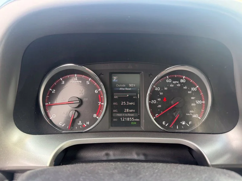 Used 2016 Silver Toyota SE image 9
