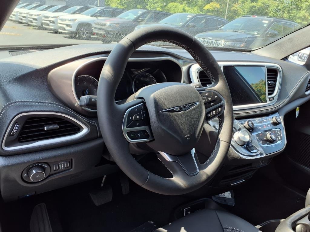 2026 Chrysler Pacifica Select - Photo 15