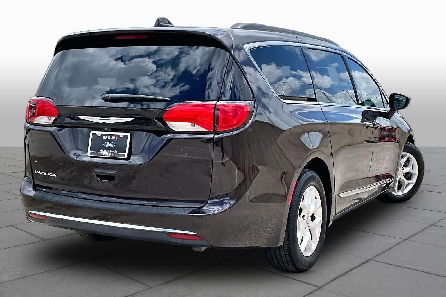 Used 2017 Dark Cordovan Pearlcoat Chrysler Touring-L image 13