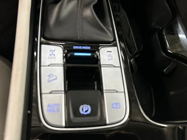 Used 2025 Black Hyundai SEL Convenience image 18
