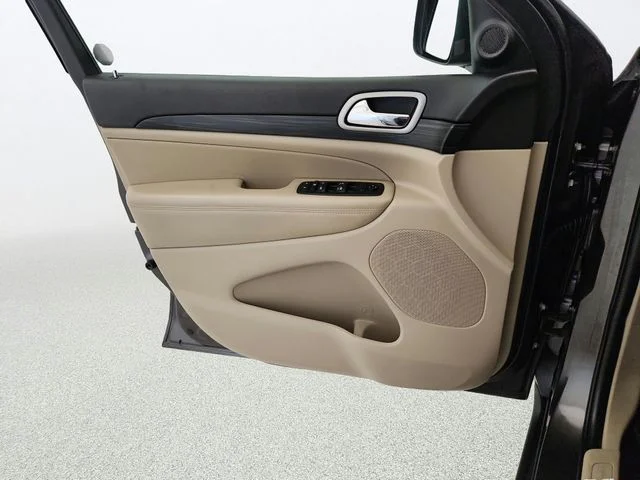 Used 2021 Granite Crystal Clearcoat Metallic Jeep Laredo E image 21