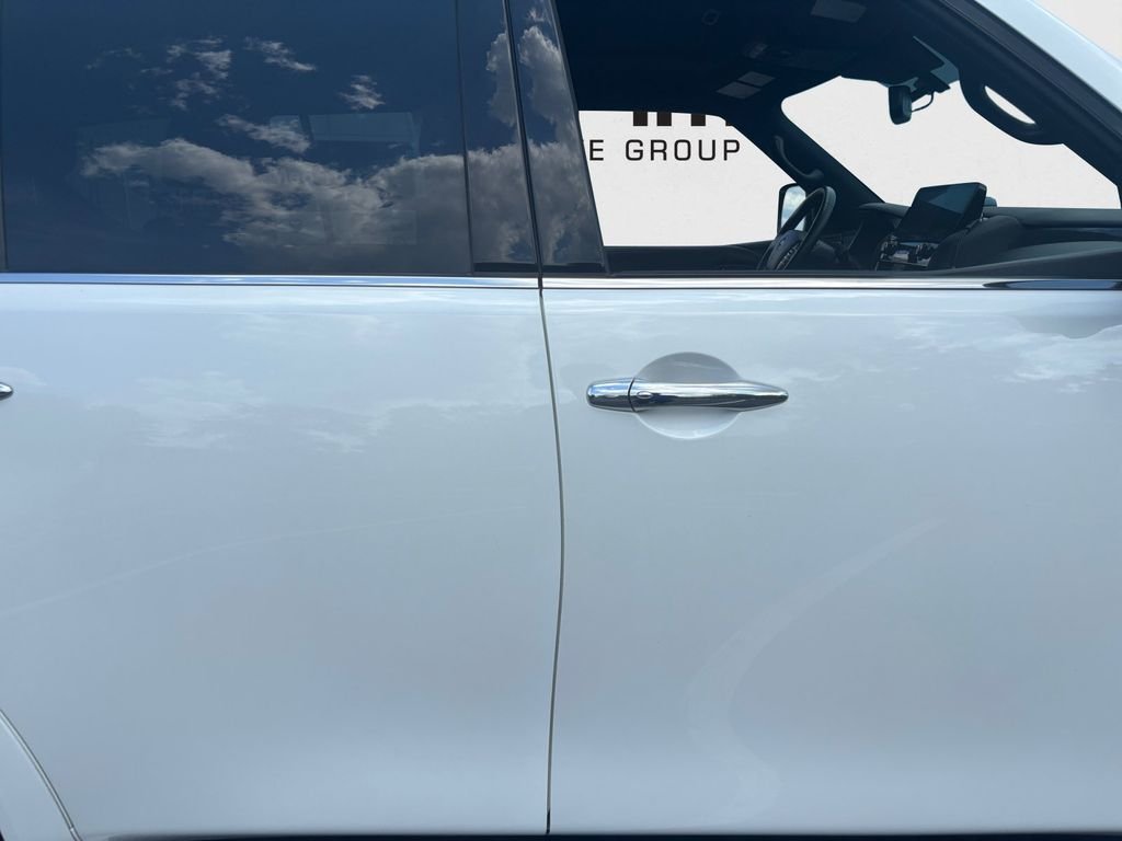 Used 2022 White Nissan SL image 19