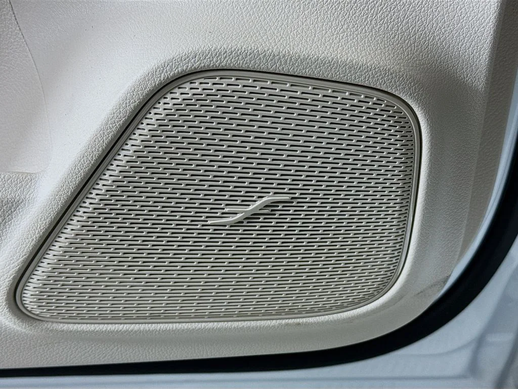 New 2026 Polar White Mercedes-Benz GLB 250 image 19