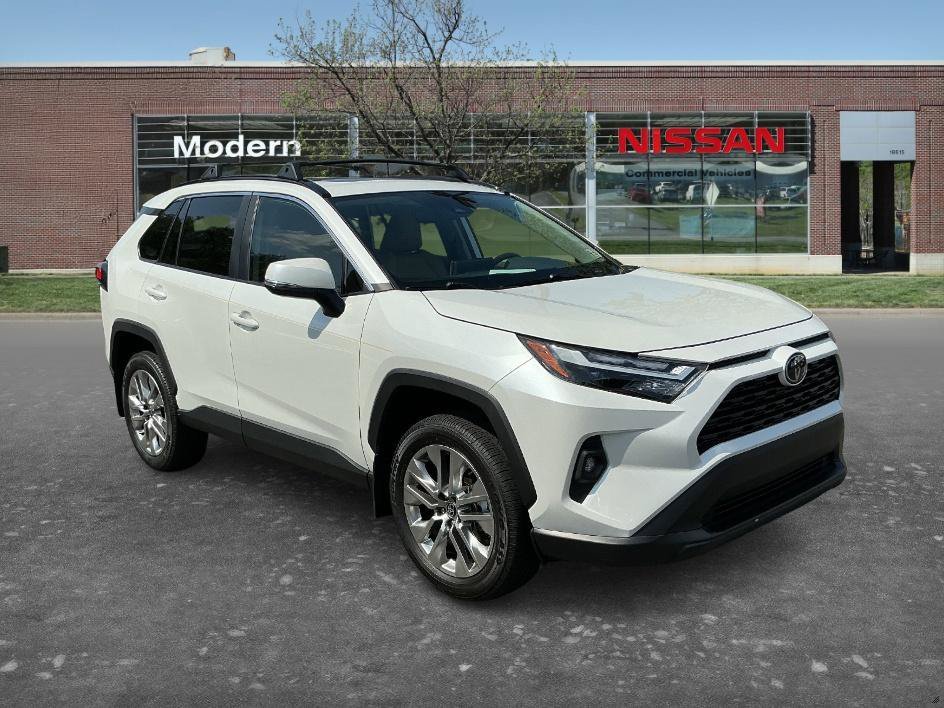 Used 2025 Pearl Toyota XLE Premium image 5