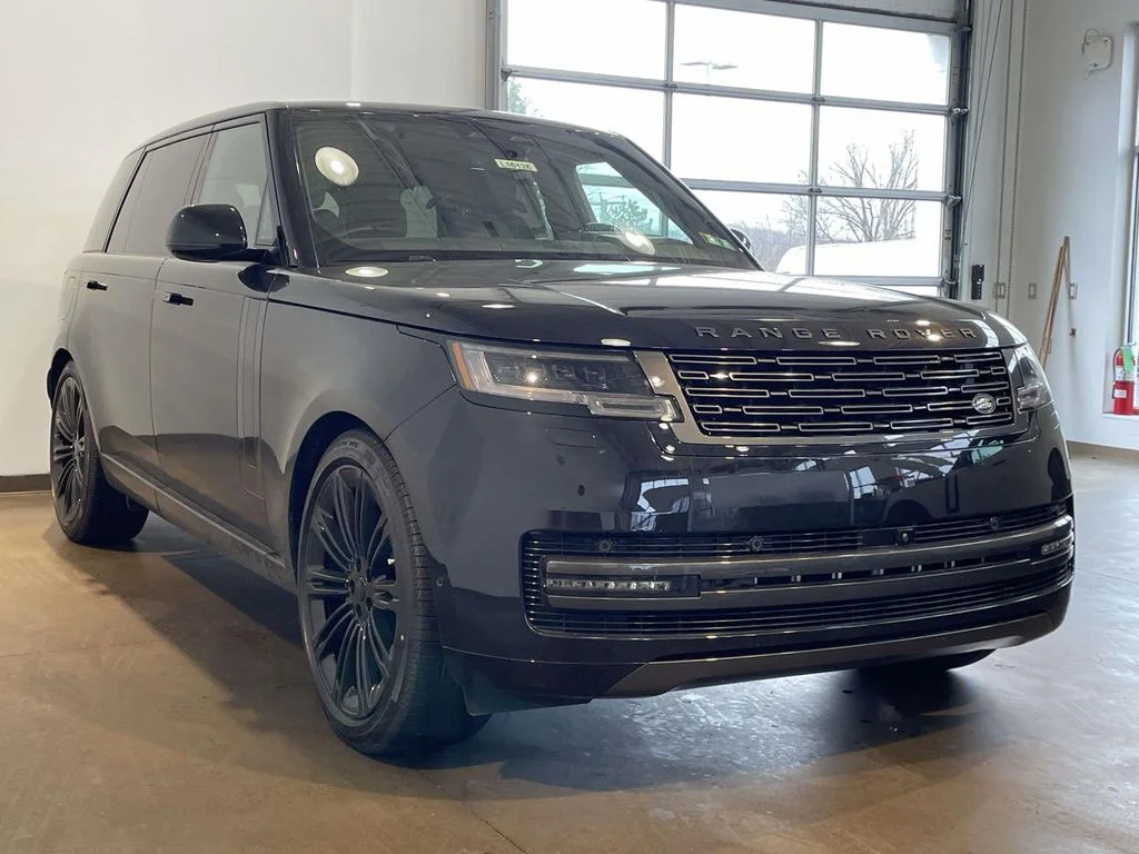 New 2026 Santorini Black Land Rover SE image 3